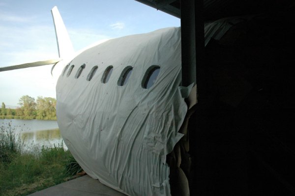 Exterior of an installation by Inka Hoots (Joshua Short and Joel Dean Stockdill), di Rosa Preserve.