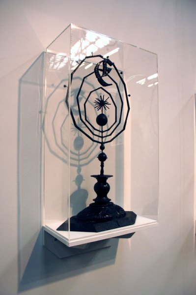 Sculpture using table-top lamps, Björn Dahlem. Sies + Höke, Düsseldorf.