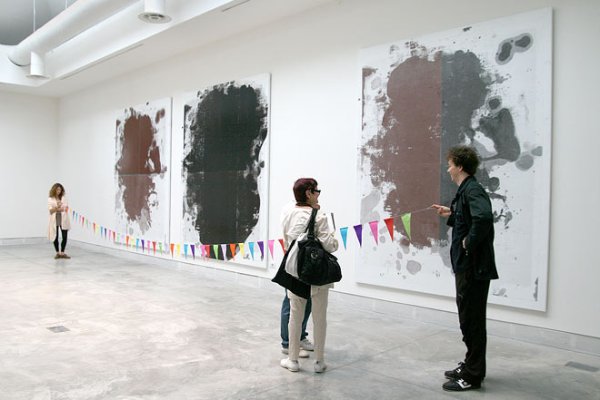 Amalia Pica, Strangers, 2008. Tableau vivant performed by two actors that never met before, holding a string of bunting for hours at time. // Source: Universes-in-universes.org.