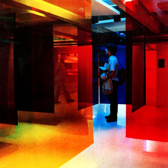 Carlos Cruz-Diez, Transcromía, 1981, in the “Cruz-Diez” exhibition, Museo de Arte Contemporáneo de Caracas, Venezuela // Source: Cruz-Diez.com