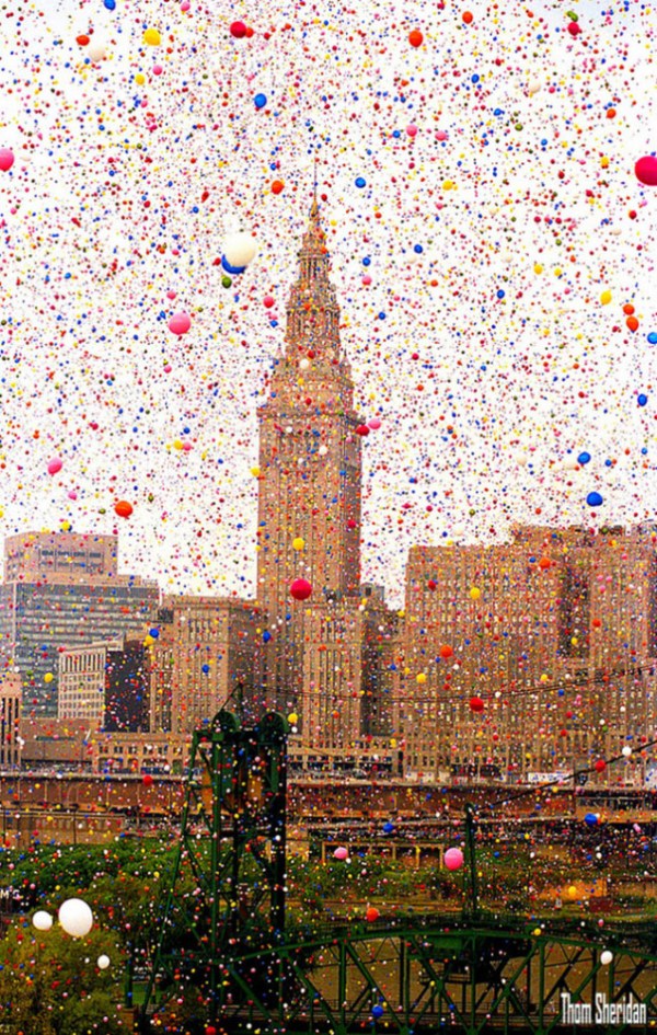 1986 Cleveland accidental 1.5 m balloon release. // Photo: Thom Sheridan // Source: Gizmodo